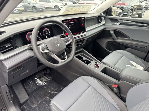 New 2026 Volkswagen Tiguan SE FWD image 12