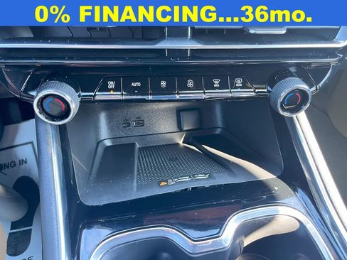 Certified 2025 Chevrolet Traverse LT image 24