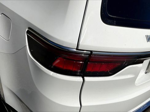 Used 2024 Jeep Wagoneer Series II w/ Flexible Seating Group image 28