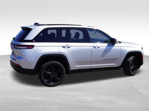 Used 2023 Jeep Grand Cherokee Altitude AWD/4WD image 4