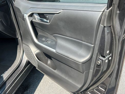 Used 2020 Toyota RAV4 XLE w/ Convenience Package FWD image 14