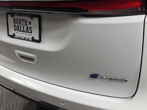 Used 2023 Chrysler Pacifica Touring-L FWD image 6
