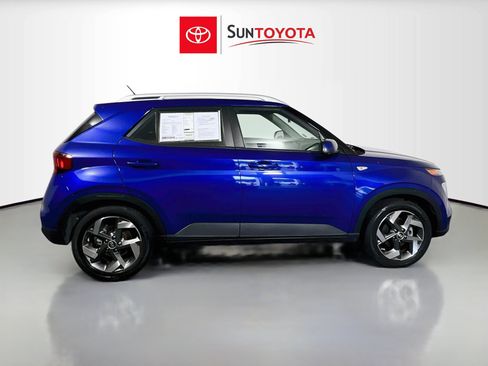 Used 2024 Hyundai Venue SEL FWD image 2