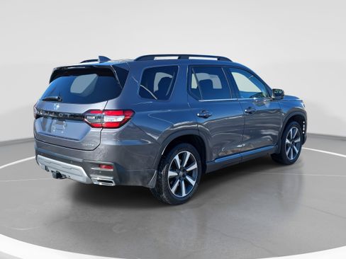 Used 2025 Honda Pilot Touring image 5