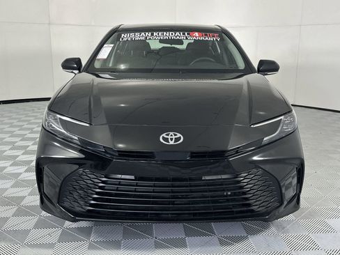 Used 2025 Toyota Camry LE image 3