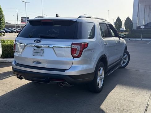 Used 2018 Ford Explorer XLT FWD image 5