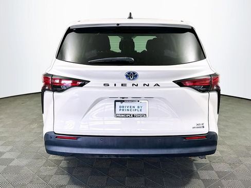 Used 2021 Toyota Sienna XLE image 7
