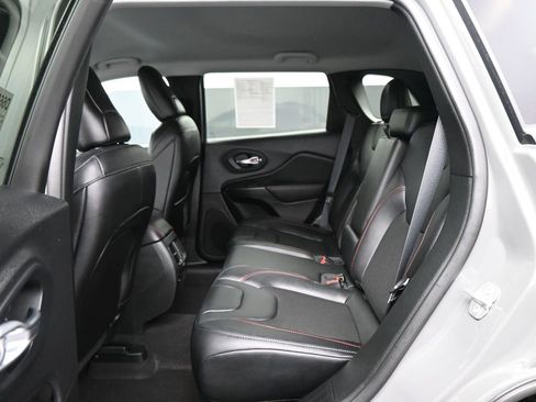 Used 2022 Jeep Cherokee Trailhawk image 15