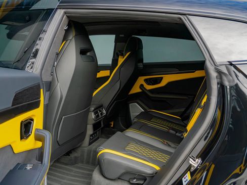Used 2025 Lamborghini Urus SE AWD/4WD image 56