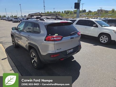 Used 2018 Jeep Cherokee Trailhawk w/ Cold Weather Group AWD/4WD image 5