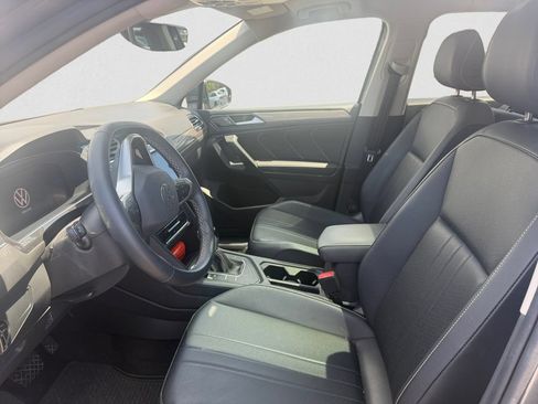 Certified 2023 Volkswagen Tiguan SE w/ Panoramic Sunroof Package FWD image 9
