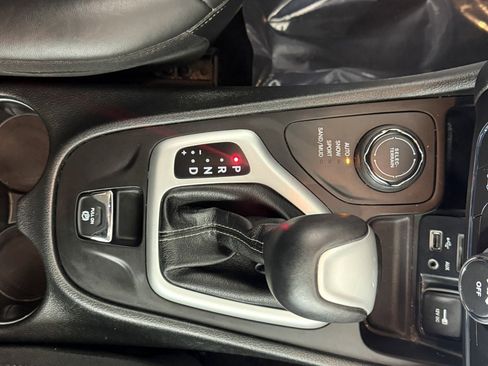 Used 2018 Jeep Cherokee Latitude Plus w/ Cold Weather Group image 19