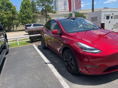 Used 2025 Tesla Model Y Long Range RWD image 1