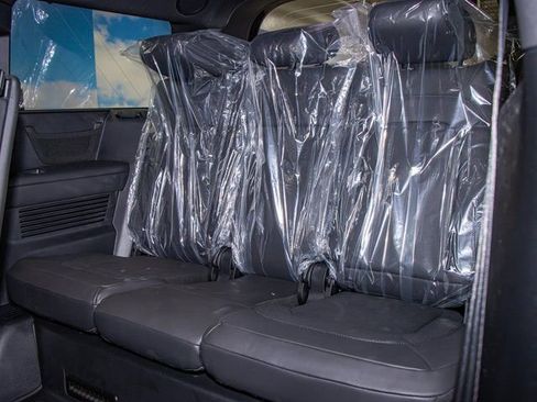 Used 2025 Land Rover Defender 130 X-Dynamic SE image 23