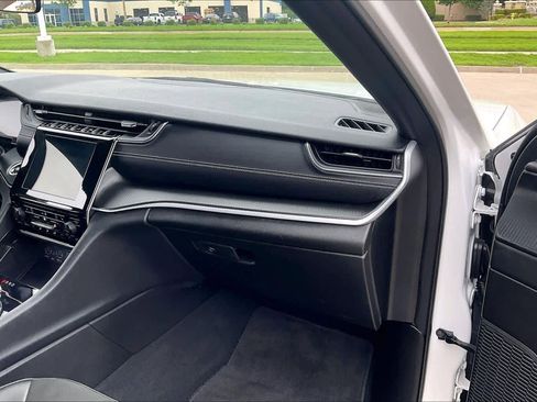 Used 2025 Jeep Grand Cherokee Altitude image 18