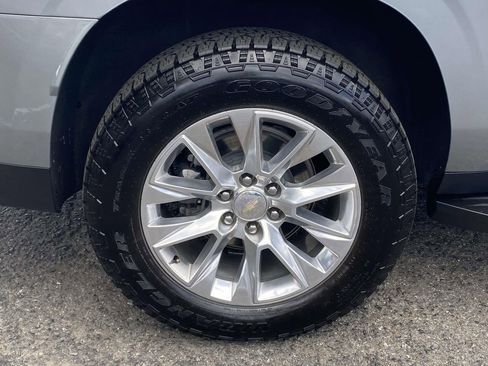 Used 2024 Chevrolet Suburban Premier RWD image 7