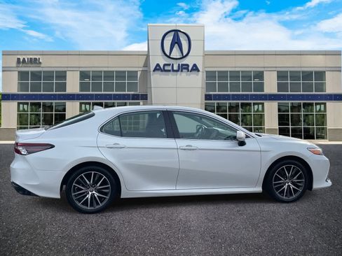 Used 2022 Toyota Camry XLE w/ Navigation Upgrade Package image 7