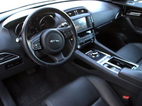 Used 2018 Jaguar F-PACE Premium image 29