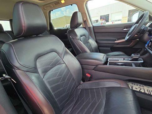 Used 2024 Nissan Pathfinder Platinum FWD image 18