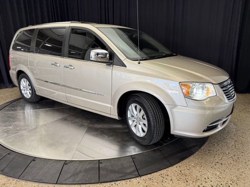 Used 2016 Chrysler Town & Country Limited Platinum image 7