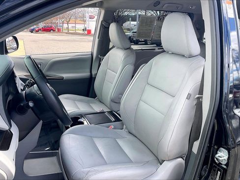 Used 2019 Toyota Sienna XLE image 30