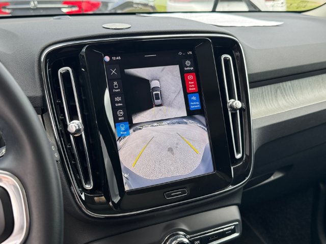 Used 2025 Volvo XC40 B5 Plus AWD/4WD image 25