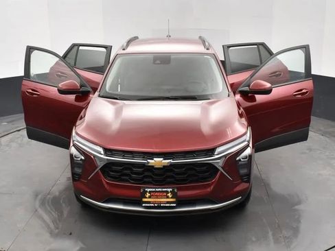 Used 2025 Chevrolet Trax LT w/ LT Convenience Package image 10