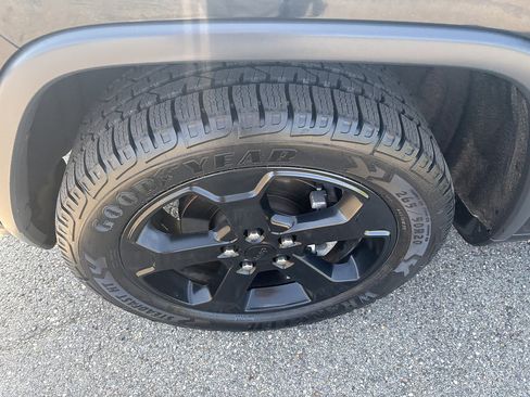 Used 2019 Jeep Grand Cherokee Laredo AWD/4WD image 9