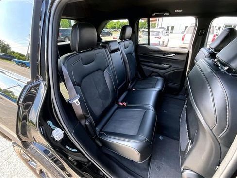 Used 2025 Jeep Grand Cherokee Altitude AWD/4WD image 24