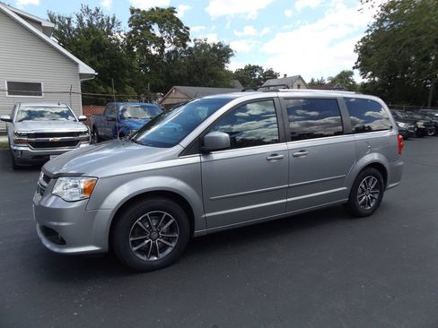 Used 2017 Dodge Grand Caravan SXT FWD image 1