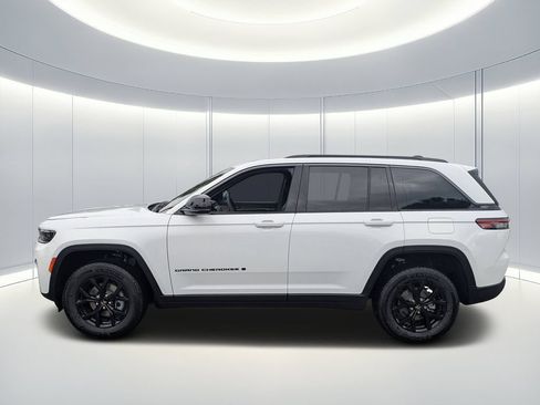 New 2026 Jeep Grand Cherokee Altitude RWD image 7