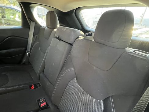 Used 2021 Jeep Cherokee Latitude image 32