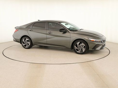 Used 2025 Hyundai Elantra Sport image 9