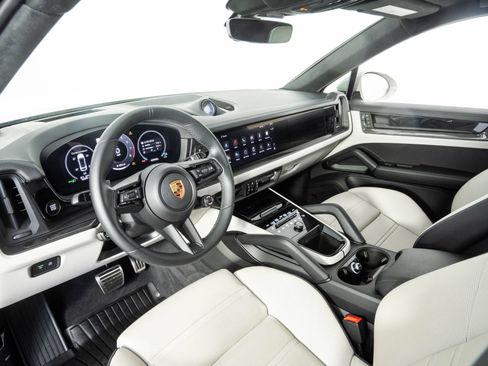 Certified 2025 Porsche Cayenne GTS AWD/4WD image 4