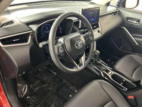 Used 2025 Toyota Corolla Cross XLE FWD image 11