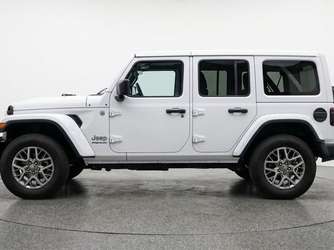 Used 2025 Jeep Wrangler Sahara image 5