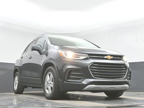 Used 2017 Chevrolet Trax LT w/ LT Convenience Package FWD image 39