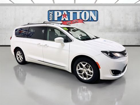 Used 2018 Chrysler Pacifica Touring-L w/ Tire & Wheel Group image 1