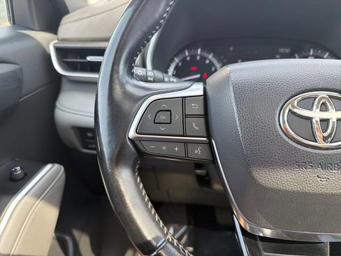 Used 2021 Toyota Highlander XLE AWD/4WD image 13