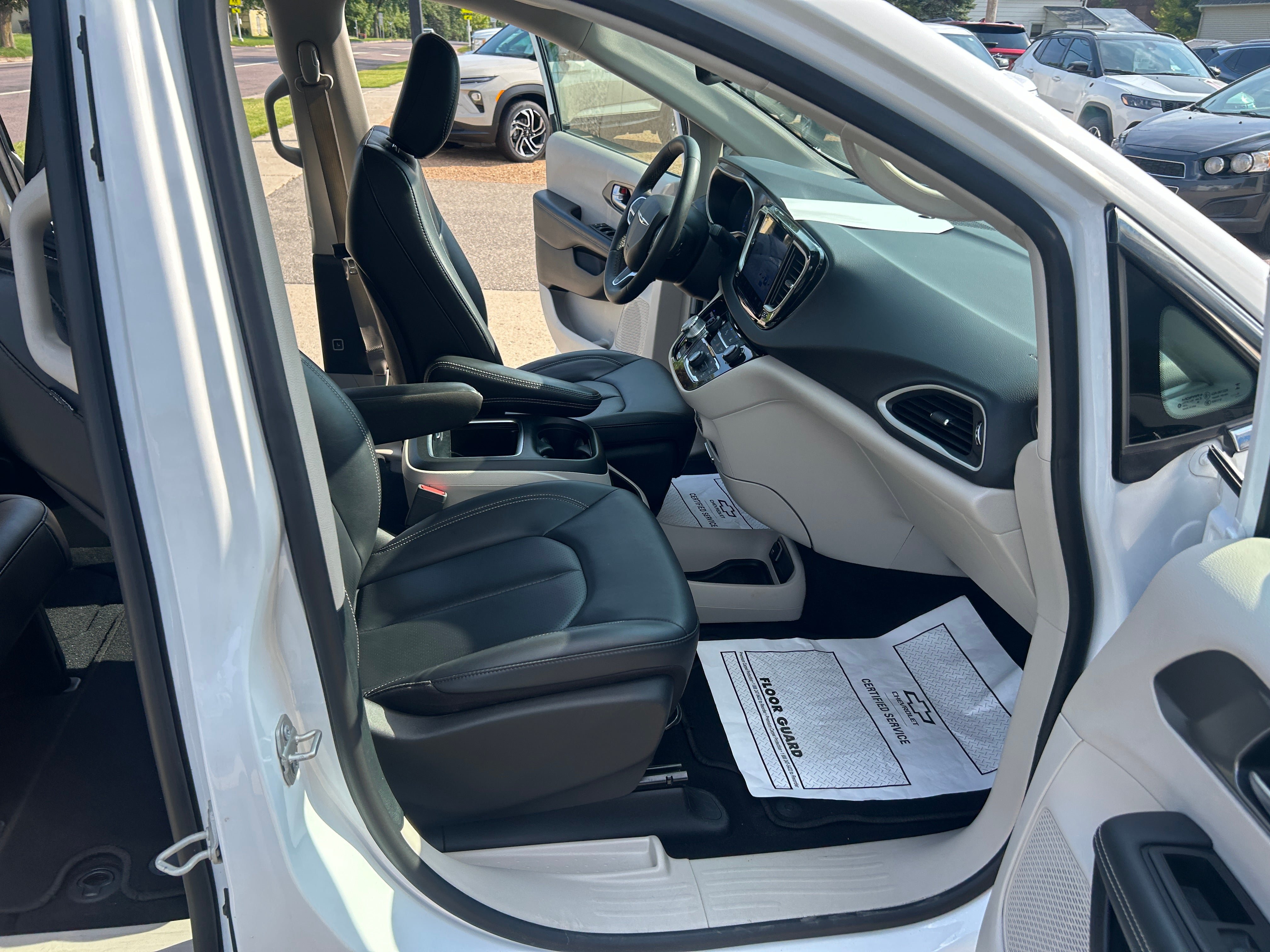 Used 2024 Chrysler Pacifica Touring-L FWD image 29