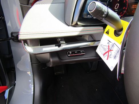 Used 2025 Chevrolet Corvette E-Ray w/ Stealth Interior Trim Package AWD/4WD image 15