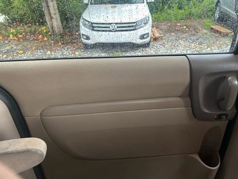 Used 2012 Kia Sedona LX image 19