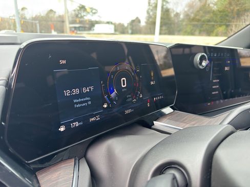 Used 2025 Chevrolet Suburban Premier w/ Sun And Tow Package image 15