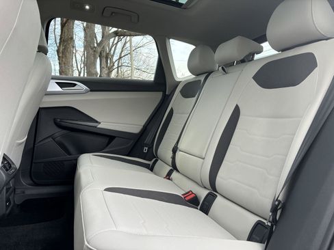 Used 2025 Volkswagen Taos SE w/ Panoramic Sunroof Package image 27