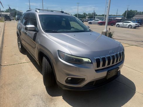 Used 2019 Jeep Cherokee Latitude Plus FWD image 2