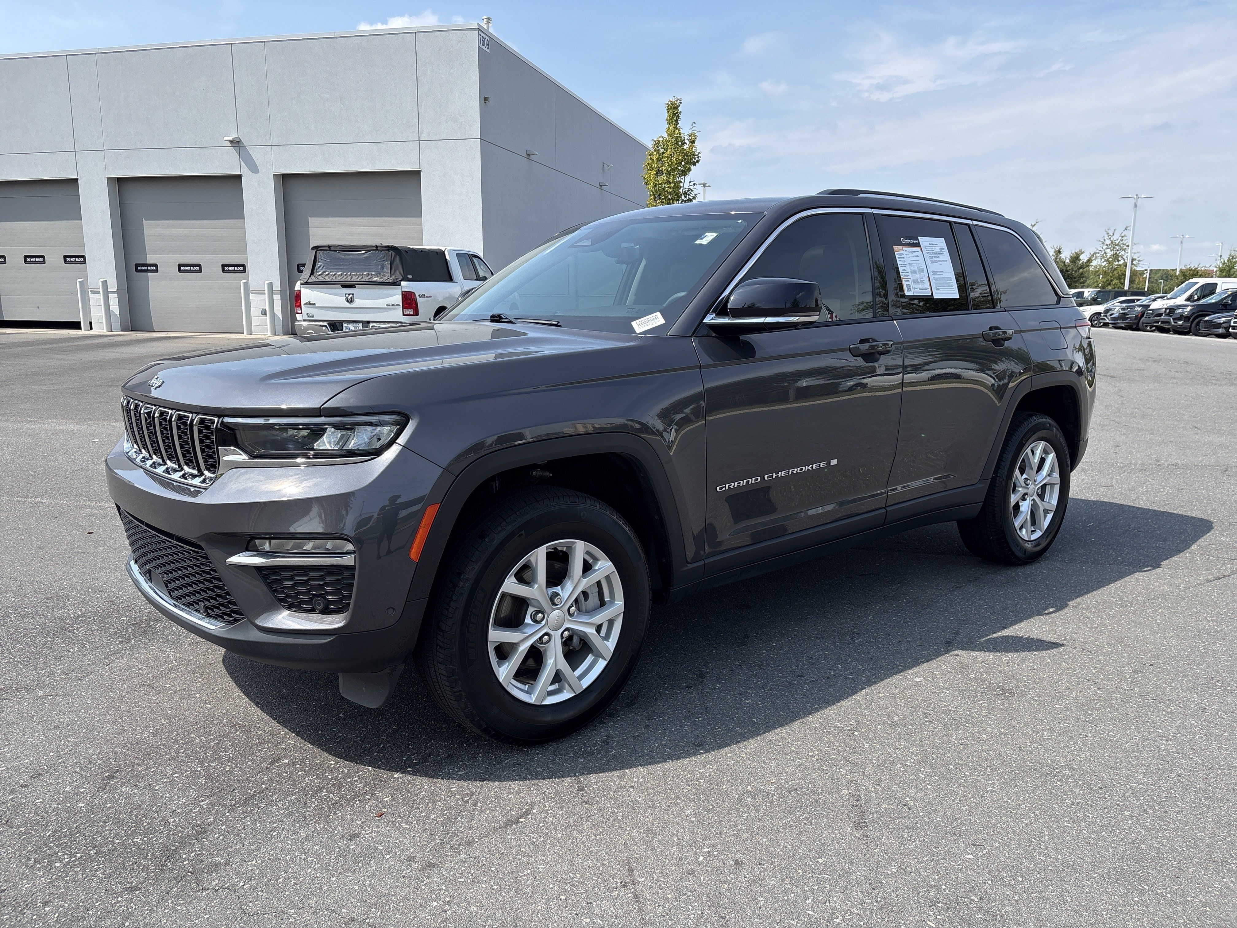 Used 2023 Jeep Grand Cherokee Limited w/ Luxury Tech Group II AWD/4WD image 5