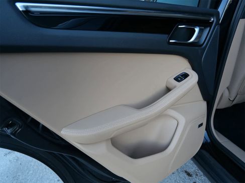 Used 2025 Porsche Macan image 12