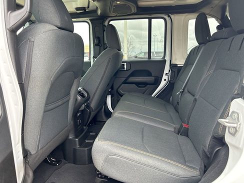 Used 2025 Jeep Wrangler Unlimited Sahara AWD/4WD image 9