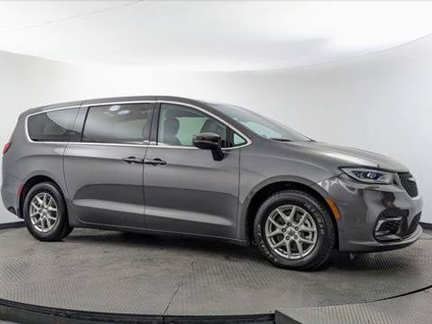 Used 2023 Chrysler Pacifica Touring-L FWD image 11