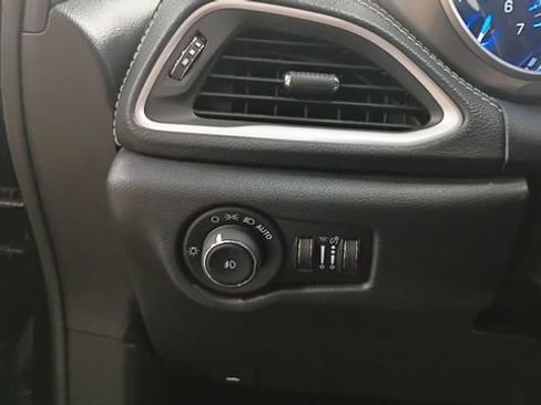 Used 2025 Chrysler Pacifica Select image 12